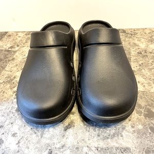 Oofos OOcloog Black unisex lightweight recovery clog Women size 10, Men 8, EU 41